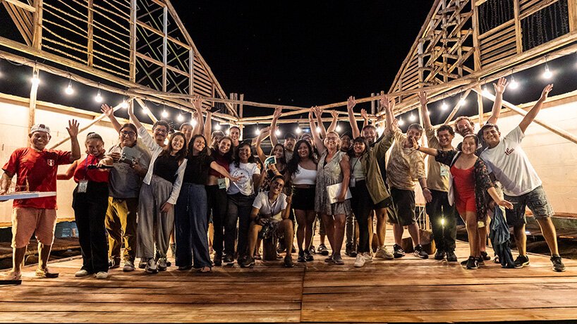 Belén'de Sularla Dans Eden Sanat: Espacio Común'un Yüzen Sahnesi