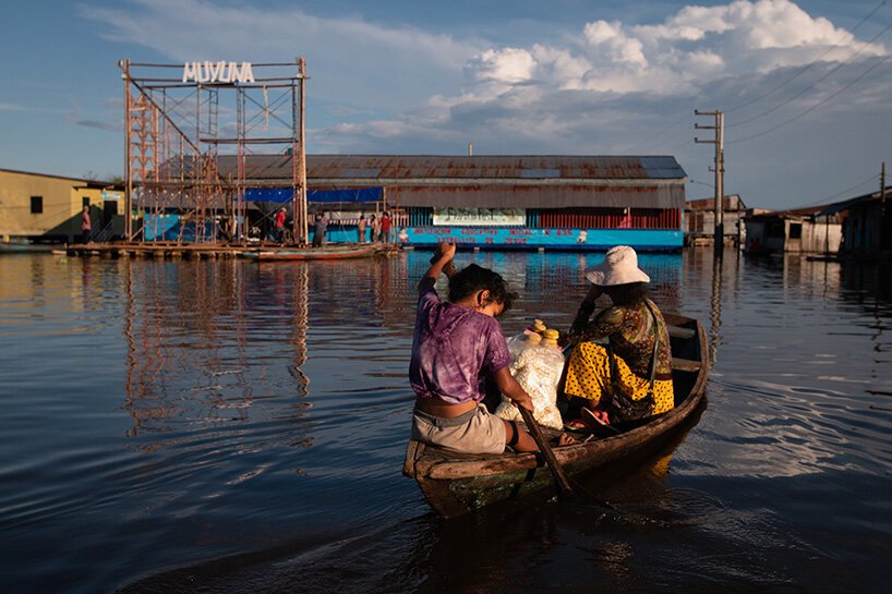 Belén'de Sularla Dans Eden Sanat: Espacio Común'un Yüzen Sahnesi