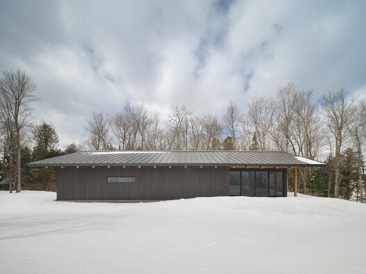 Cardwell Kulüp Evi: Şebekeden Bağımsız Yaşamın Aktif Mimarisi