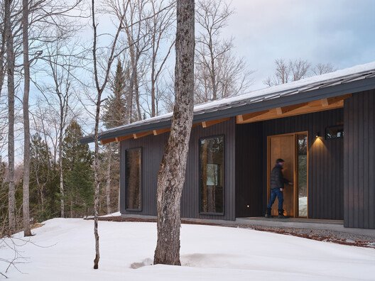 Cardwell Kulüp Evi: Şebekeden Bağımsız Yaşamın Aktif Mimarisi