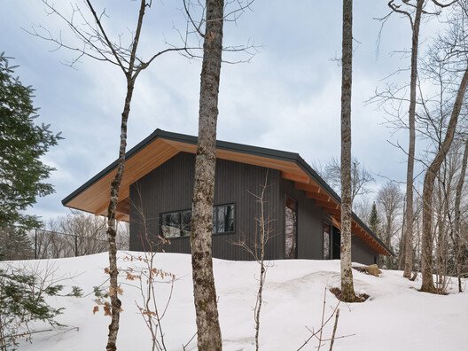 Cardwell Kulüp Evi: Şebekeden Bağımsız Yaşamın Aktif Mimarisi