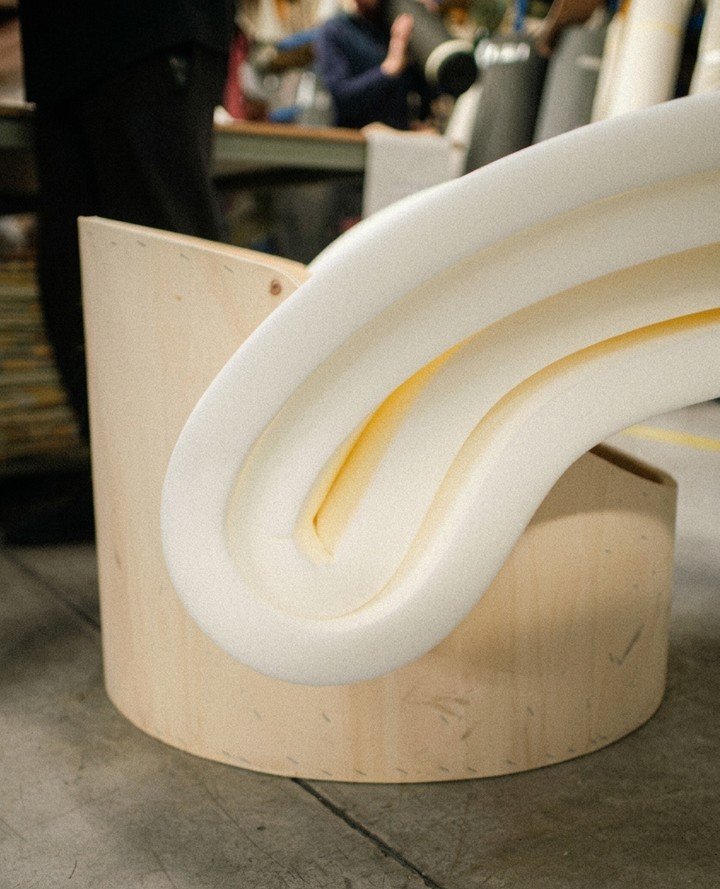 Sıradanlığa Sürtünme: Raw-Edges'in Ezber Bozan Sandalye İnovasyonu