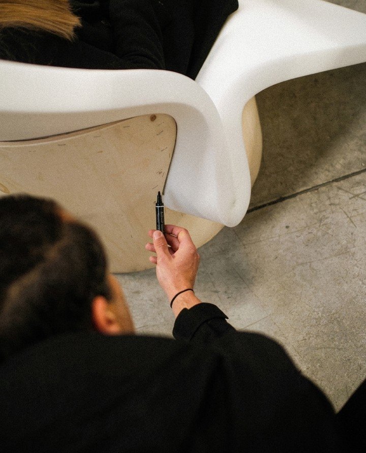 Sıradanlığa Sürtünme: Raw-Edges'in Ezber Bozan Sandalye İnovasyonu