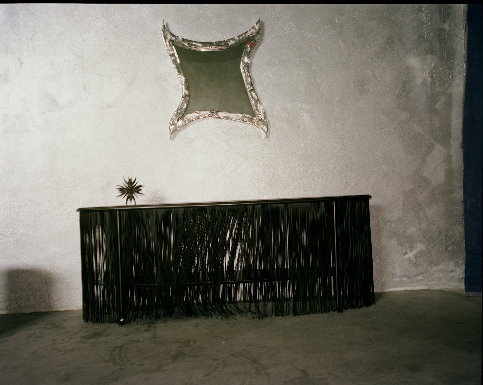 Dozie Kanu & Knoll: Kültürleri Dans Ettiren Püsküllü Masalar