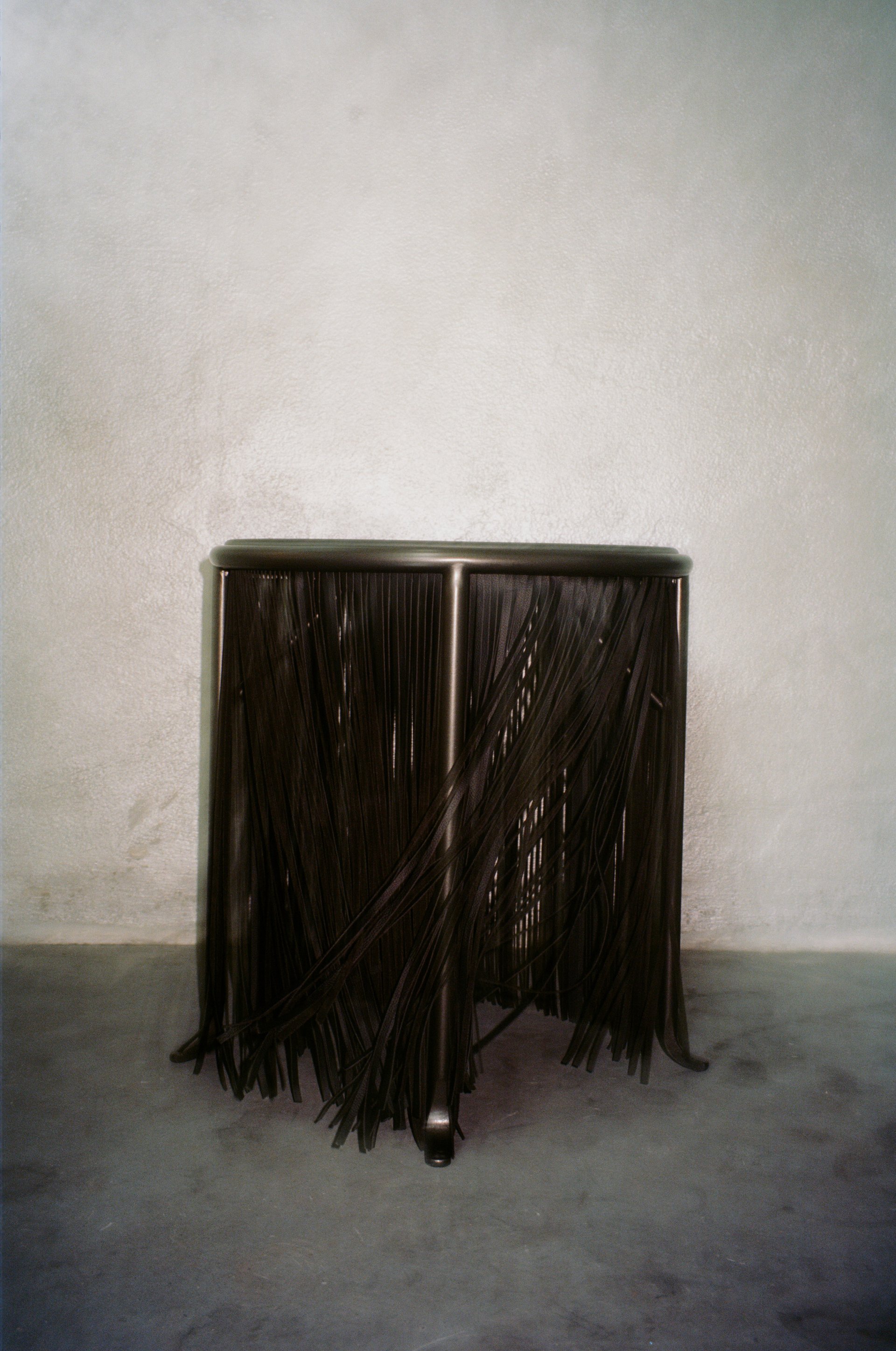 Dozie Kanu & Knoll: Kültürleri Dans Ettiren Püsküllü Masalar