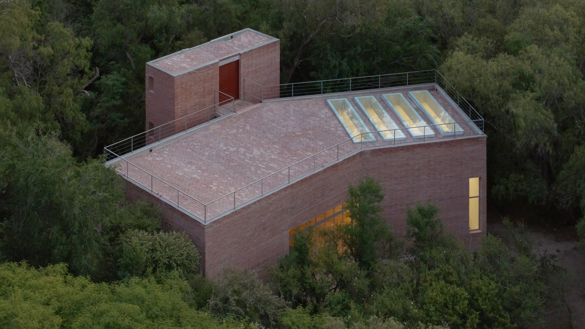 Cardwell Kulüp Evi: Şebekeden Bağımsız Yaşamın Aktif Mimarisi