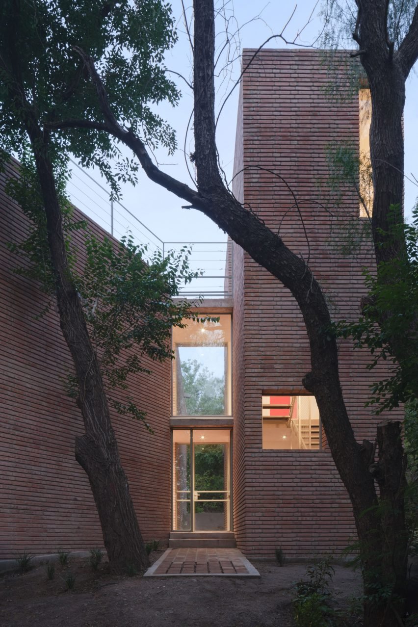 Esteras Perrote, Arjantin Ormanına Tugla Kaplı Sanat Atolyesi Sakladı