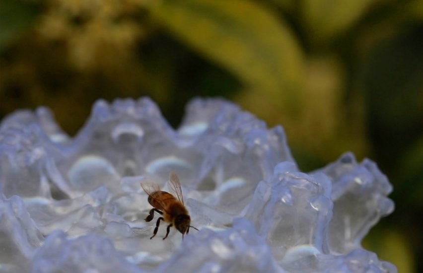 Faux Flora: Kirliliğin Çaldığı Çiçek Kokularını Arılara İade Eden Tasarım