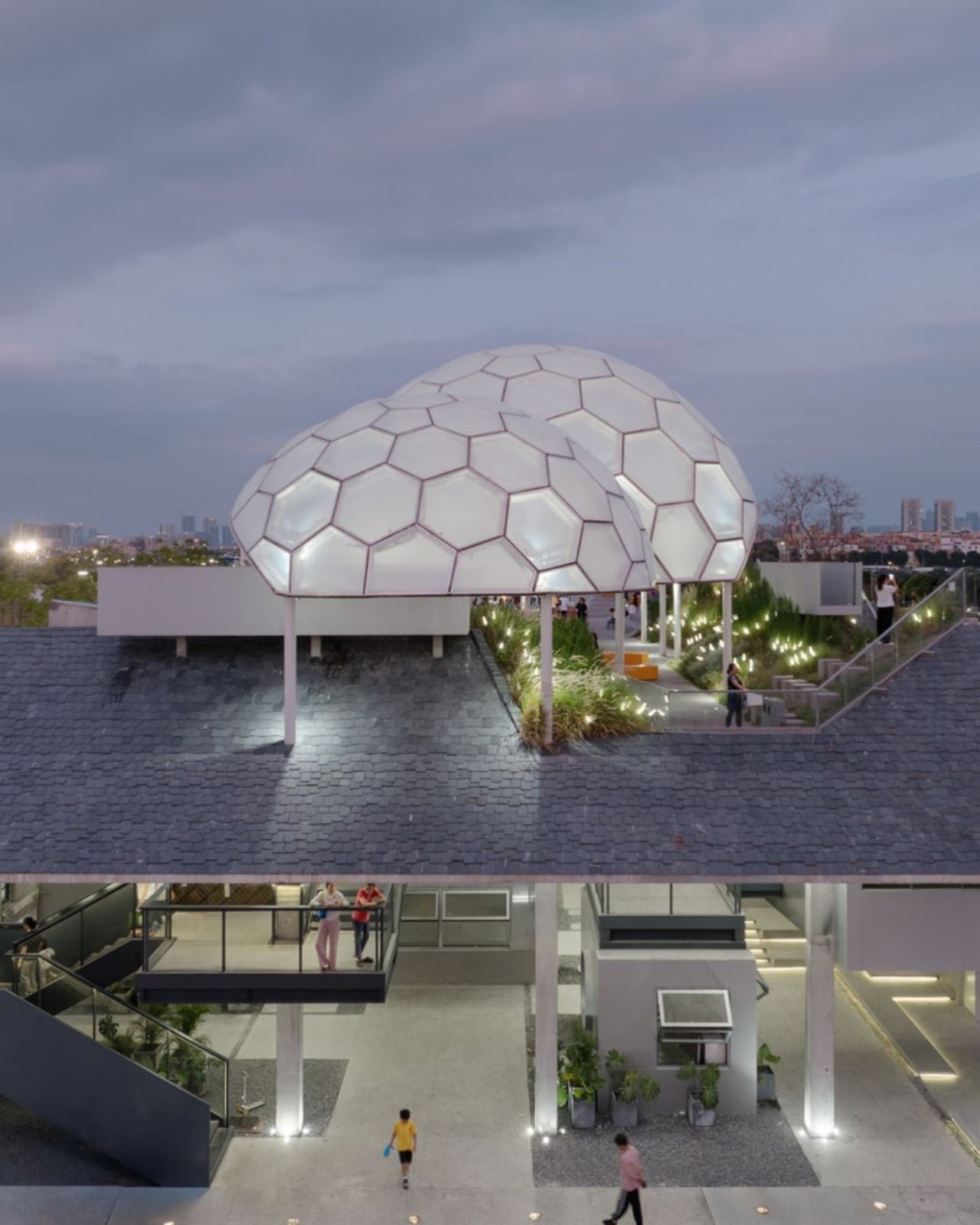 Foshan: Unutulmuş Depolardan Yüzen Kubbelerle Şiirsel Bir Çatı Parkı