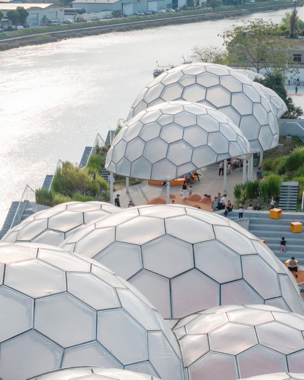 Foshan: Unutulmuş Depolardan Yüzen Kubbelerle Şiirsel Bir Çatı Parkı