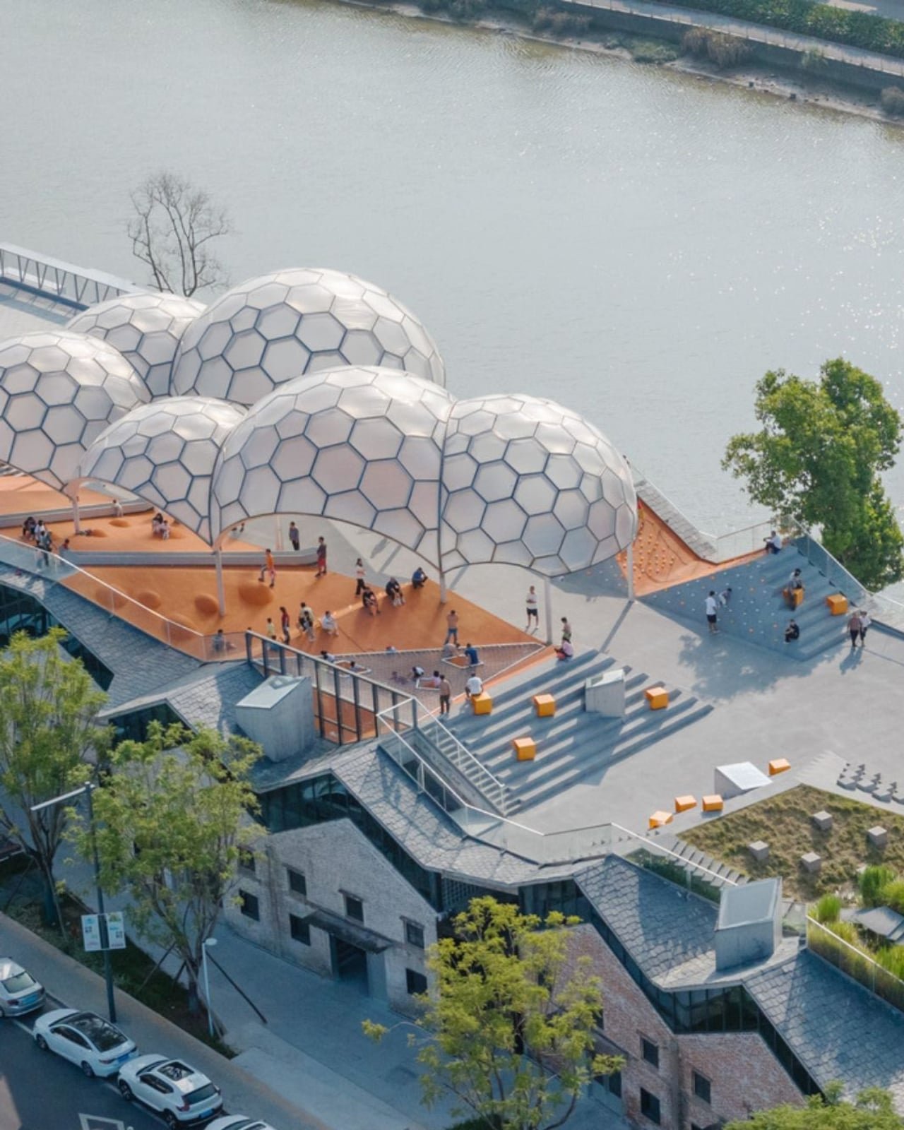 Foshan: Unutulmuş Depolardan Yüzen Kubbelerle Şiirsel Bir Çatı Parkı