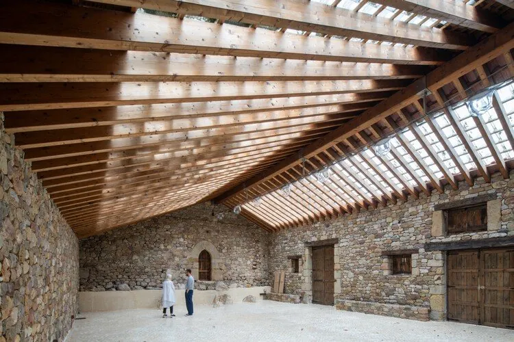 Hermi Evi: Pencereyi Mimariye Dönüştüren Yoğun Bir Eşik
