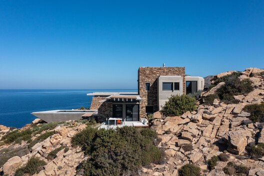 Ege'de Güneşle Dans: Paros'taki Yazlık Evin Büyüleyici Mimarisi