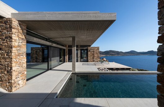 Ege'de Güneşle Dans: Paros'taki Yazlık Evin Büyüleyici Mimarisi