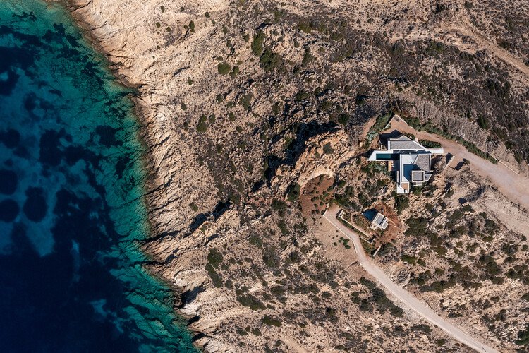 Güneşe Yönelen Yazlık Ev: Paros’ta Mimari Bir Şaheser