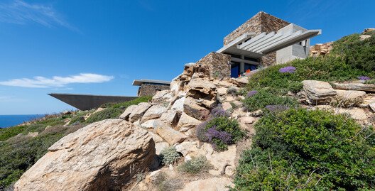 Ege'de Güneşle Dans: Paros'taki Yazlık Evin Büyüleyici Mimarisi