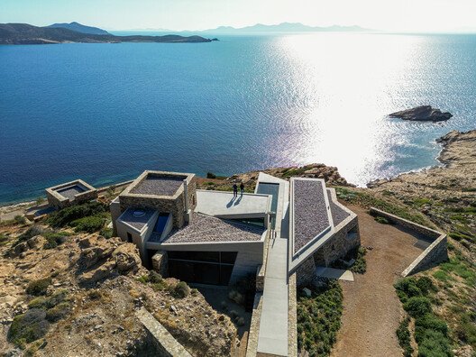 Ege'de Güneşle Dans: Paros'taki Yazlık Evin Büyüleyici Mimarisi