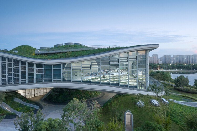 Hafiflik İlüzyonu: Şehirde Boşluk Yaratmanın Dönüştürücü Gücü