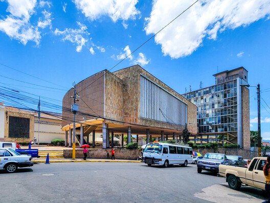 Hafiflik İlüzyonu: Şehirde Boşluk Yaratmanın Dönüştürücü Gücü