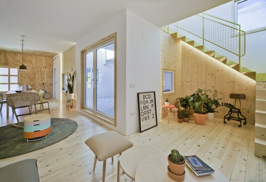 Hermi Evi: Pencereyi Mimariye Dönüştüren Yoğun Bir Eşik