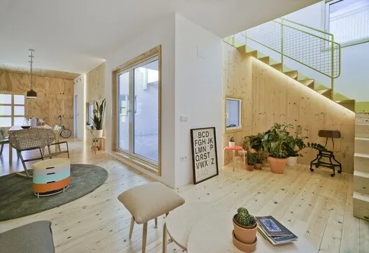 Hermi Evi: Pencereyi Mimariye Dönüştüren Yoğun Bir Eşik