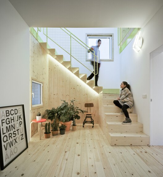 Hermi Evi: Pencereyi Mimariye Dönüştüren Yoğun Bir Eşik