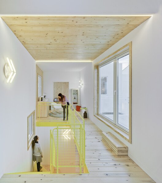 Hermi Evi: Pencereyi Mimariye Dönüştüren Yoğun Bir Eşik