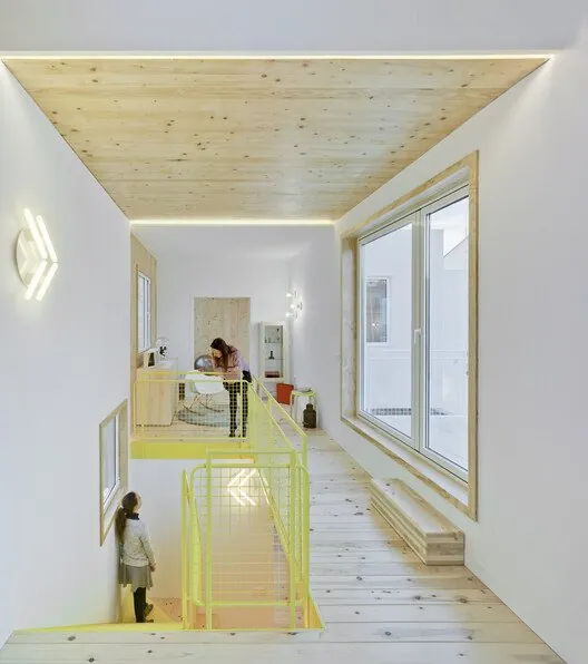Hermi Evi: Pencereyi Mimariye Dönüştüren Yoğun Bir Eşik