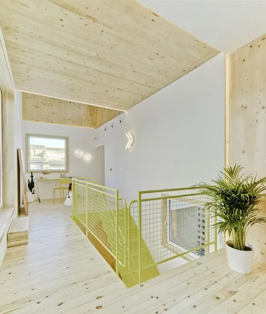 Hermi Evi: Pencereyi Mimariye Dönüştüren Yoğun Bir Eşik