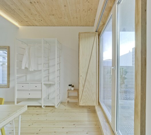 Hermi Evi: Pencereyi Mimariye Dönüştüren Yoğun Bir Eşik