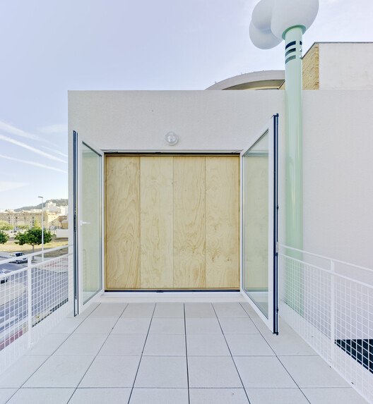 Hermi Evi: Pencereyi Mimariye Dönüştüren Yoğun Bir Eşik