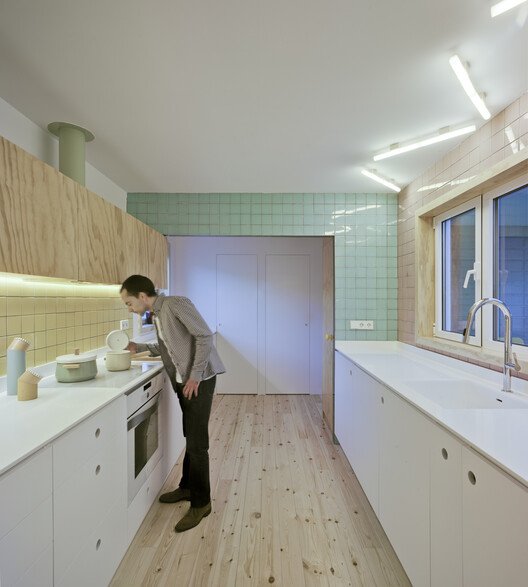 Hermi Evi: Pencereyi Mimariye Dönüştüren Yoğun Bir Eşik