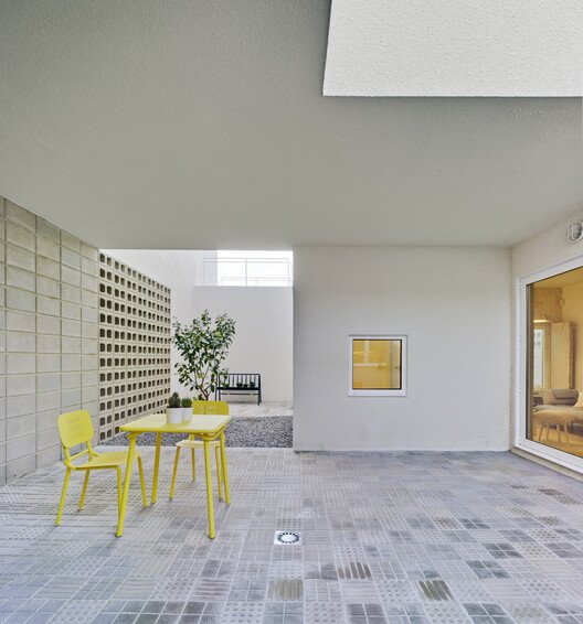 Hermi Evi: Pencereyi Mimariye Dönüştüren Yoğun Bir Eşik