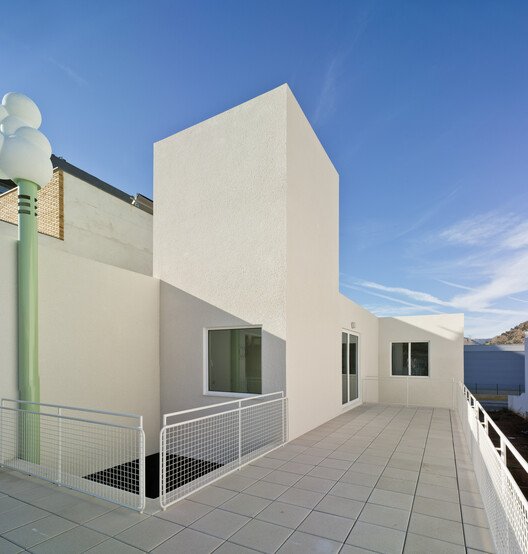 Hermi Evi: Pencereyi Mimariye Dönüştüren Yoğun Bir Eşik