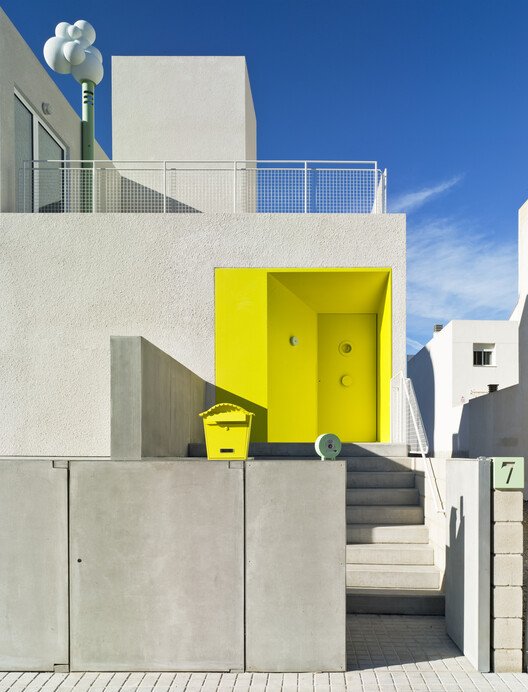 Hermi Evi: Pencereyi Mimariye Dönüştüren Yoğun Bir Eşik