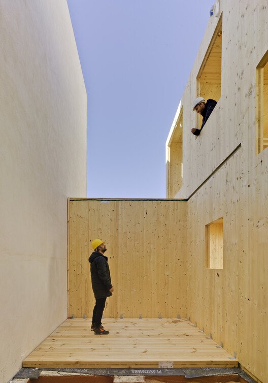 Hermi Evi: Pencereyi Mimariye Dönüştüren Yoğun Bir Eşik