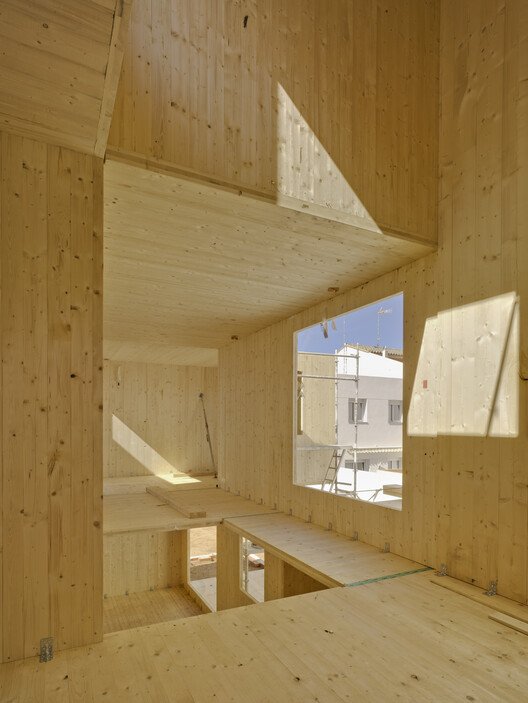 Hermi Evi: Pencereyi Mimariye Dönüştüren Yoğun Bir Eşik