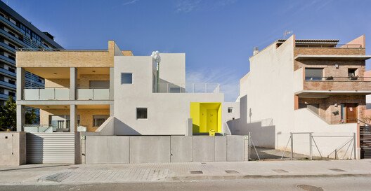 Hermi Evi: Pencereyi Mimariye Dönüştüren Yoğun Bir Eşik