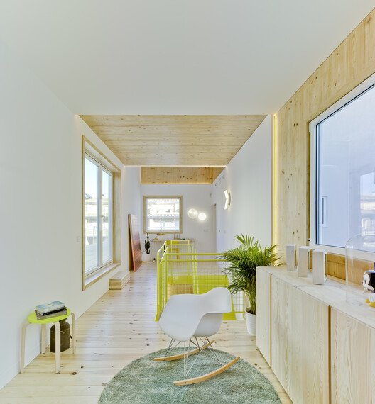 Hermi Evi: Pencereyi Mimariye Dönüştüren Yoğun Bir Eşik