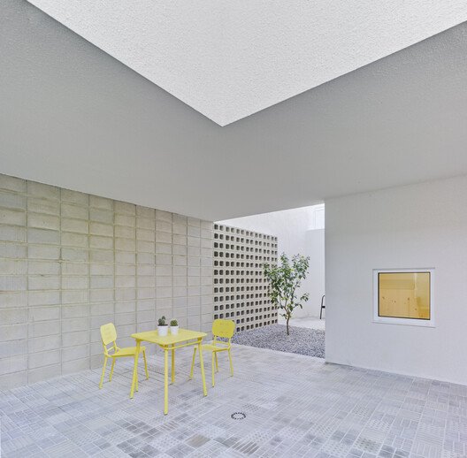 Hermi Evi: Pencereyi Mimariye Dönüştüren Yoğun Bir Eşik