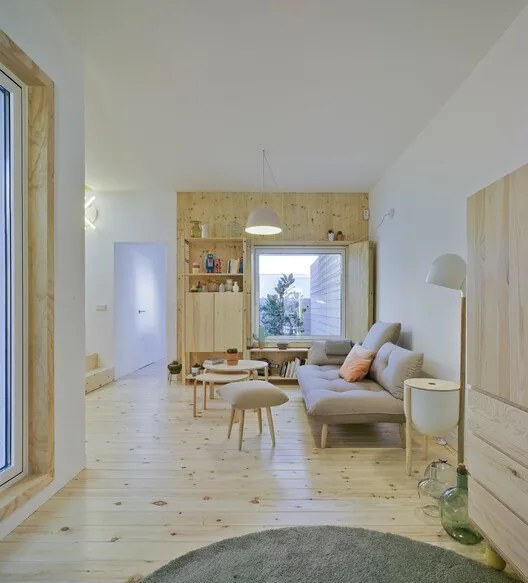 Hermi Evi: Pencereyi Mimariye Dönüştüren Yoğun Bir Eşik