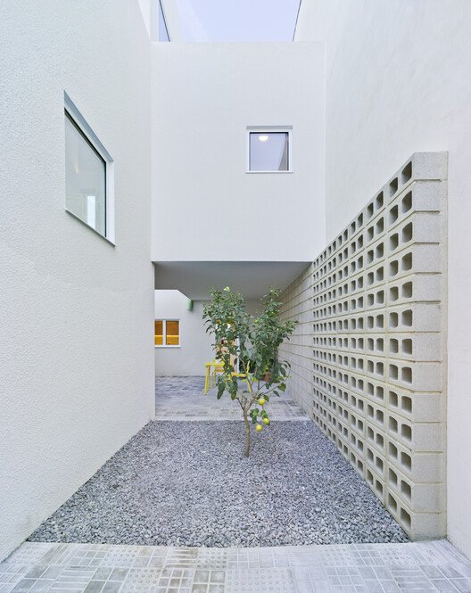 Hermi Evi: Pencereyi Mimariye Dönüştüren Yoğun Bir Eşik