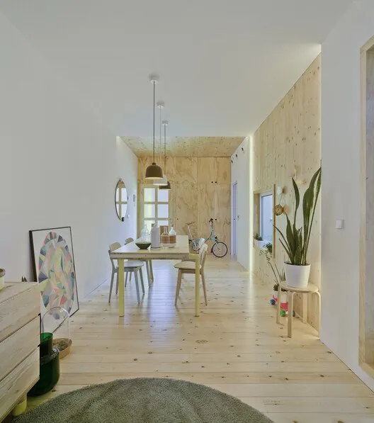 Hermi Evi: Pencereyi Mimariye Dönüştüren Yoğun Bir Eşik