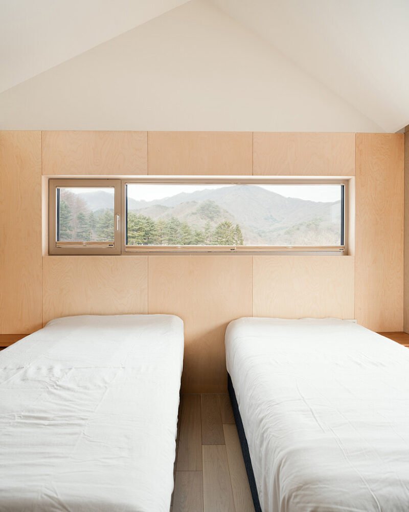 Hoengseong'da Sakin Yaşam: Ahşap Kütlelerin Doğayla Dansı