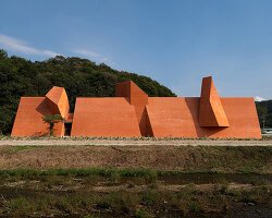 Hoengseong'da Sakin Yaşam: Ahşap Kütlelerin Doğayla Dansı