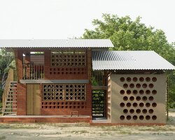 Hoengseong'da Sakin Yaşam: Ahşap Kütlelerin Doğayla Dansı