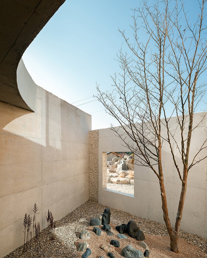 Hoengseong'da Sakin Yaşam: Ahşap Kütlelerin Doğayla Dansı