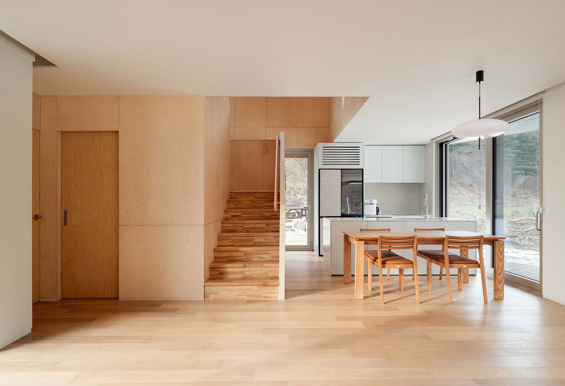 Hoengseong'da Sakin Yaşam: Ahşap Kütlelerin Doğayla Dansı