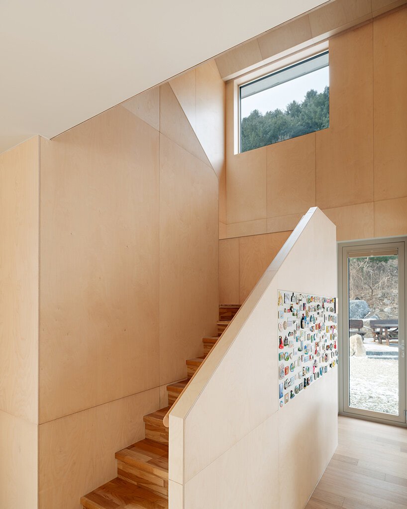 Hoengseong'da Sakin Yaşam: Ahşap Kütlelerin Doğayla Dansı