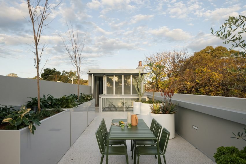 Sydney'de Tarihi Pub'ın "Işık Duvarı"yla Yeniden Doğuşu